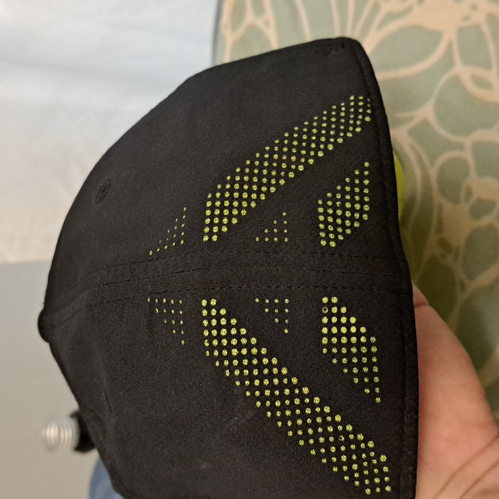 UNDER ARMOUR cap - Picture 3 of 3